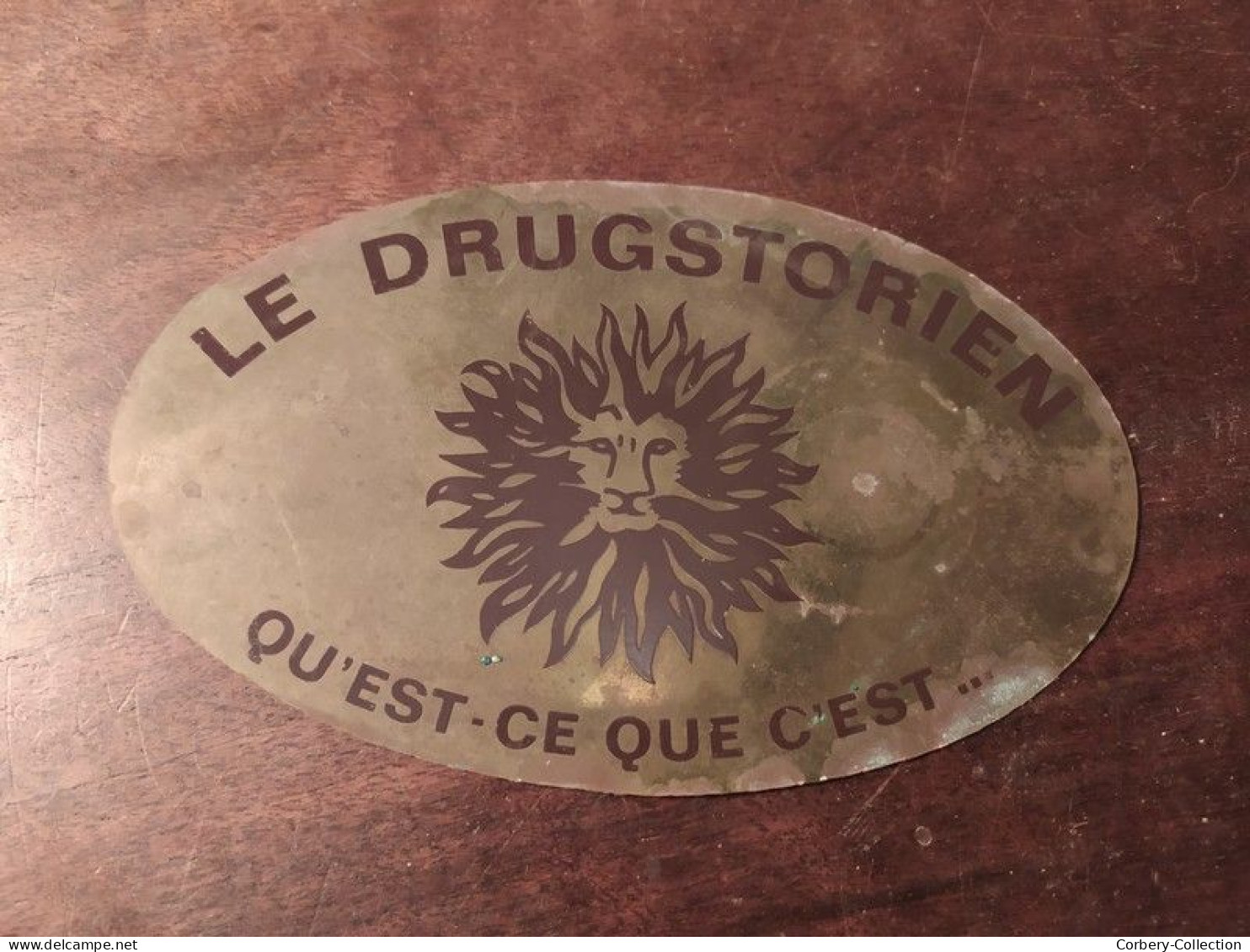 Ancienne Plaque Publicitaire Laiton Émaillé Invitation Le Drugstorien Drugstore Des Champs-Élysées Ca1970 - Plaques En Tôle (après 1960)