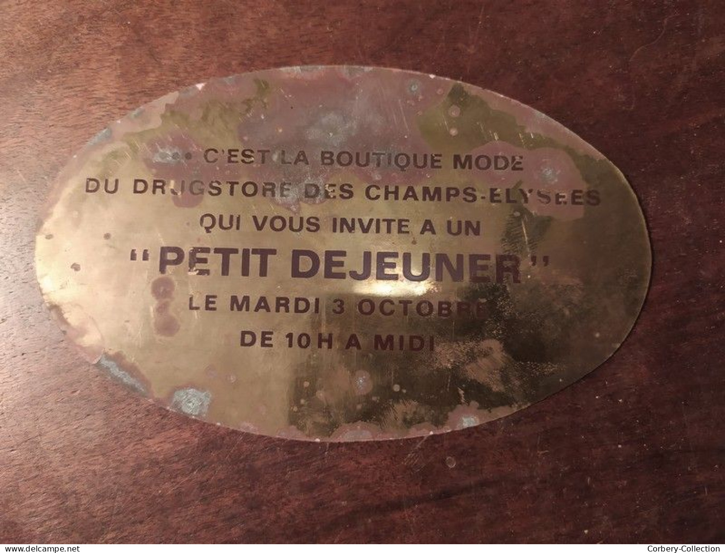 Ancienne Plaque Publicitaire Laiton Émaillé Invitation Le Drugstorien Drugstore Des Champs-Élysées Ca1970 - Plaques En Tôle (après 1960)