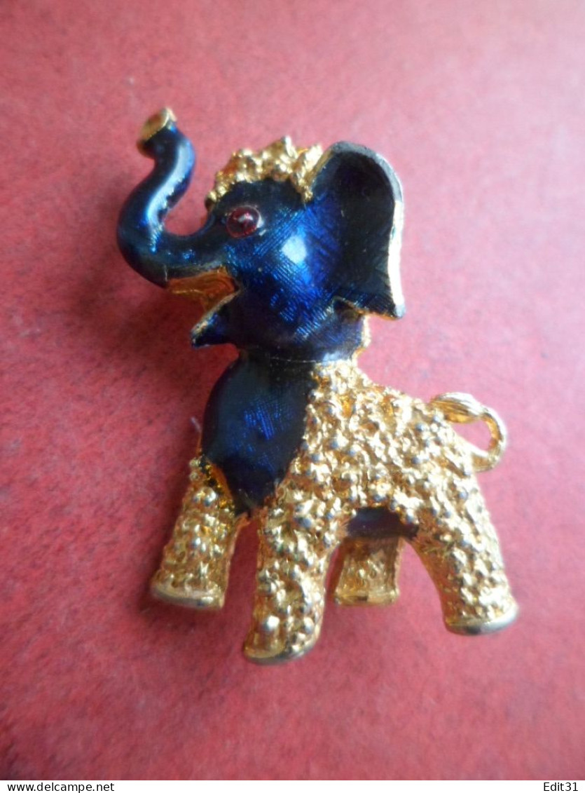 Broche Animal : Elephant Doré Avec émail Bleu - Oeil Rouge - En 3D - Brochen
