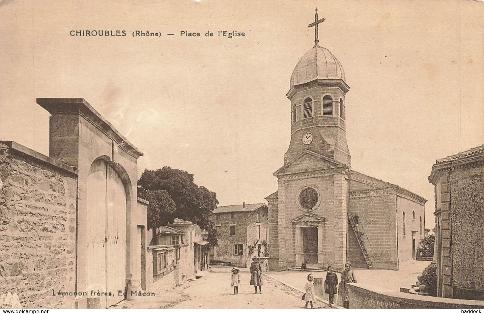 CHIROUBLES : PLACE DE L'EGLISE - Chiroubles