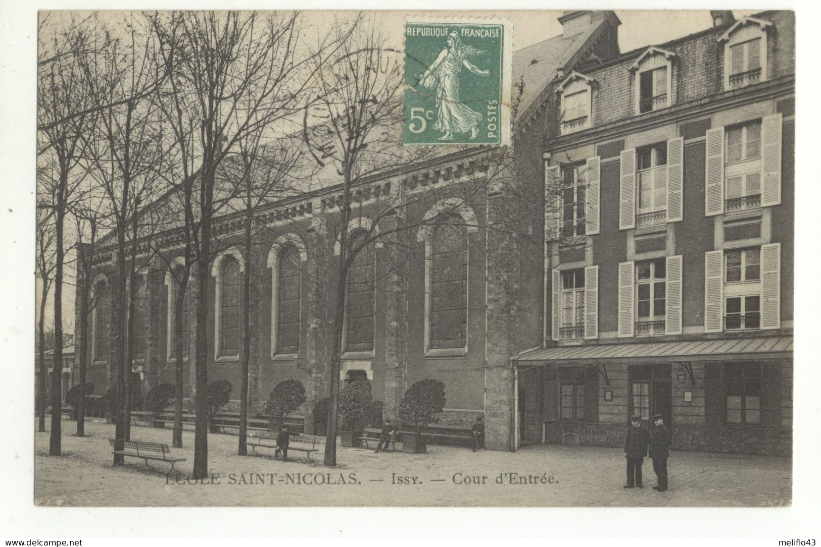 92/ CPA - Issy - Ecole Saint Nicolas - Cour D'entrée - Issy Les Moulineaux