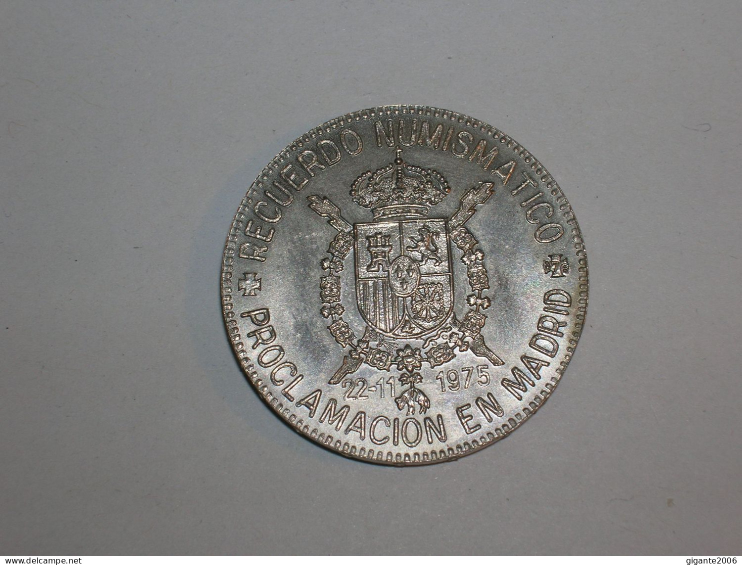 RECUERDO NUMISMATICO PROCLAMACION MADRID. 22-11-1975. JUAN CARLOS I REY DE ESPAÑA . 18,7 GR. 3,4 CMS (13810) - Professionnels/De Société