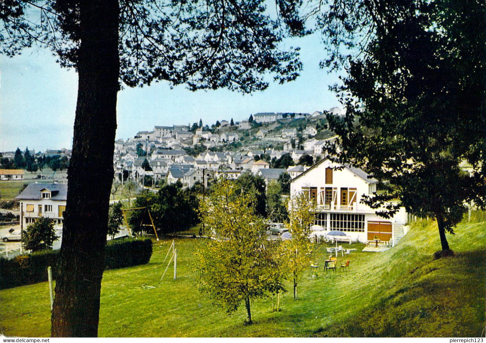 48 - Saint Alban Sur Limagnole - Vue Aérienne De La Ville Et En Premier Plan, Annexe De "l'Hôtel Du Centre" - Saint Alban Sur Limagnole