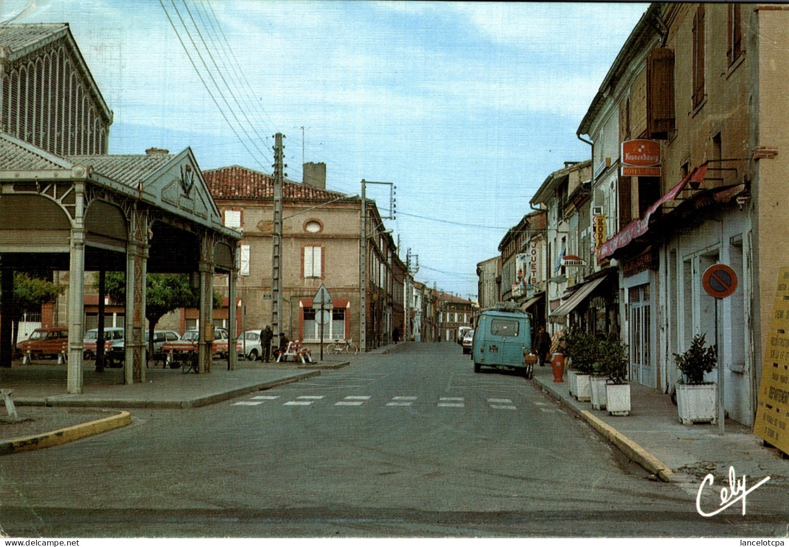 82 - GRISOLLES / LA RUE PRINCIPALE ET LA HALLE - AUTOS - Grisolles