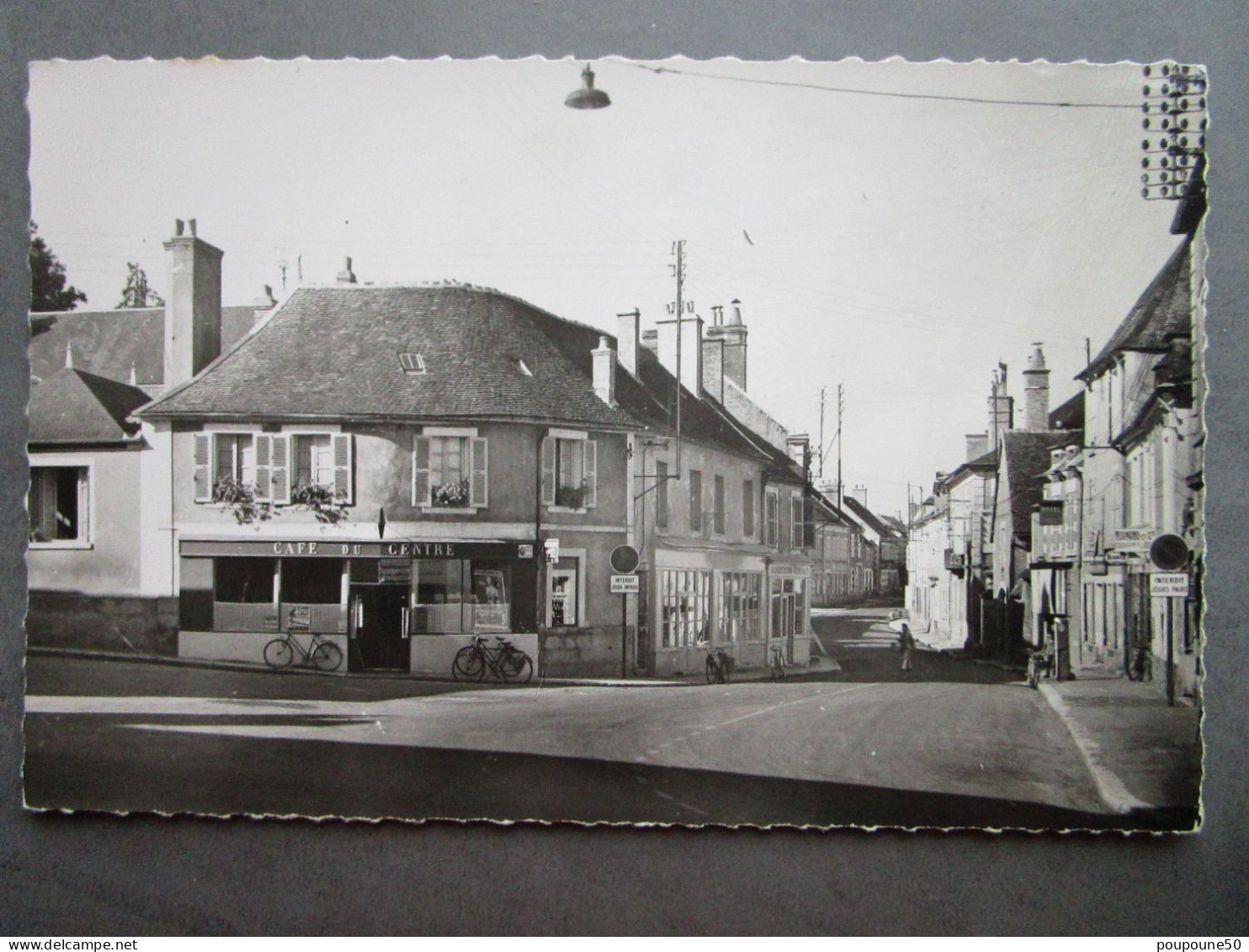 CP 58 Nièvre SAINT AMAND EN PUISAYE  - Centre Ville Route De Cosne , Café Tabac Du Centre , Vélos 1962 - Saint-Amand-en-Puisaye