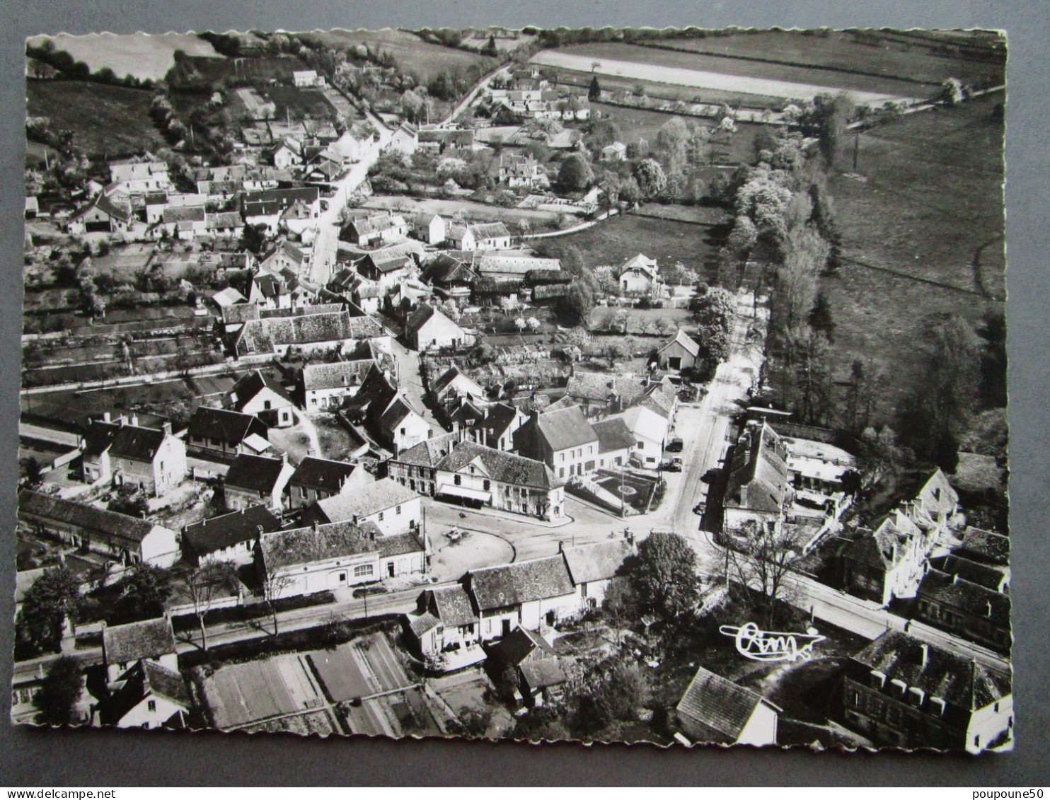 CP 58  Nièvre Saint AMAND EN PUISAYE  -  Vue Générale Aérienne  Les Routes Carrefour Du Centre Ville  1950 - Saint-Amand-en-Puisaye