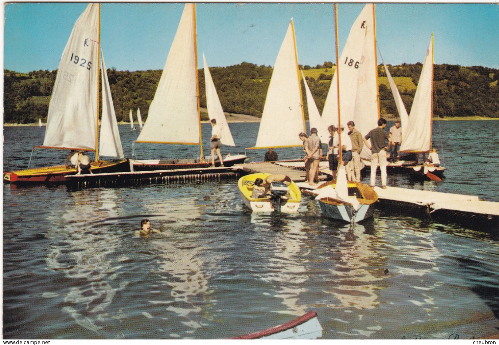 15. LANOBRE .CPSM. PLAGE DE VAL .LAC DU BARRAGE DE BORT.  VOILIERS AU PONTON. ANIMATION. ANNEE 1965 + TEXTE - Wasserski