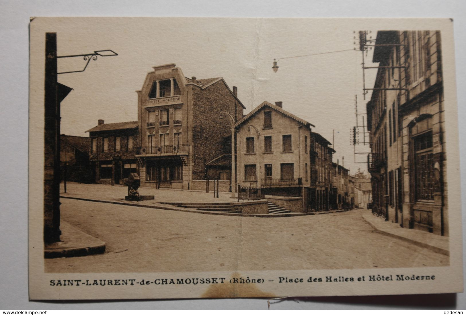 Cpa Saint Laurent De Chamousset Rhône Place Des Halles Et Hôtel Moderne - Voir Descriptif Avant D'enchérir - TOP03 - Saint-Laurent-de-Chamousset