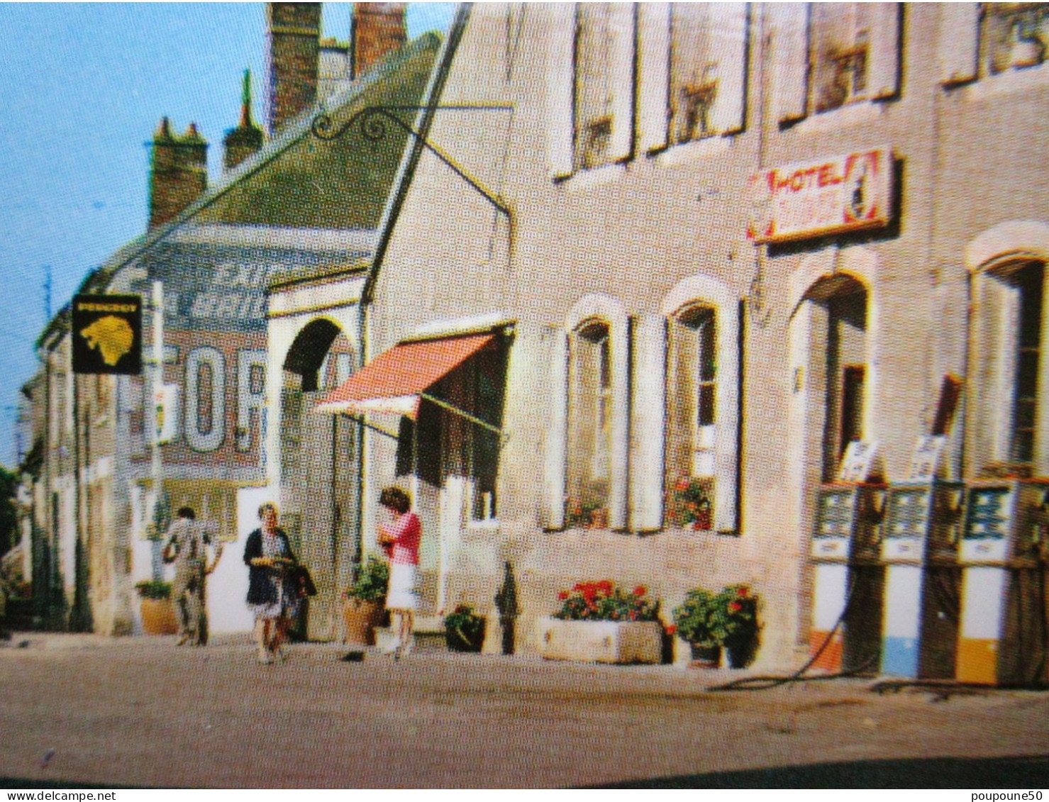 CP 58 Nièvre  BOUHY  Près Saint Amand En Puisaye - Le Bourg La Grande Rue La Pompe à Essence Garage Peugeot  1970 - Saint-Amand-en-Puisaye