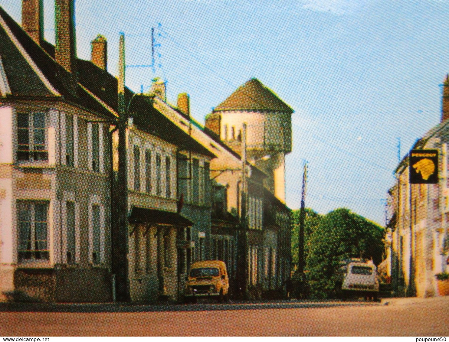 CP 58 Nièvre  BOUHY  Près Saint Amand En Puisaye - Le Bourg La Grande Rue La Pompe à Essence Garage Peugeot  1970 - Saint-Amand-en-Puisaye