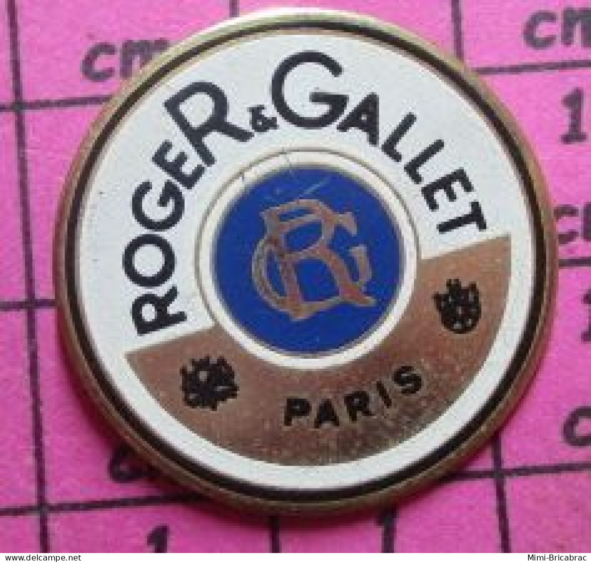 1519 Pin's Pins / Beau Et Rare & TB état / PARFUMS / PARFUMEUR ROGER & GALLET PARIS - Parfums