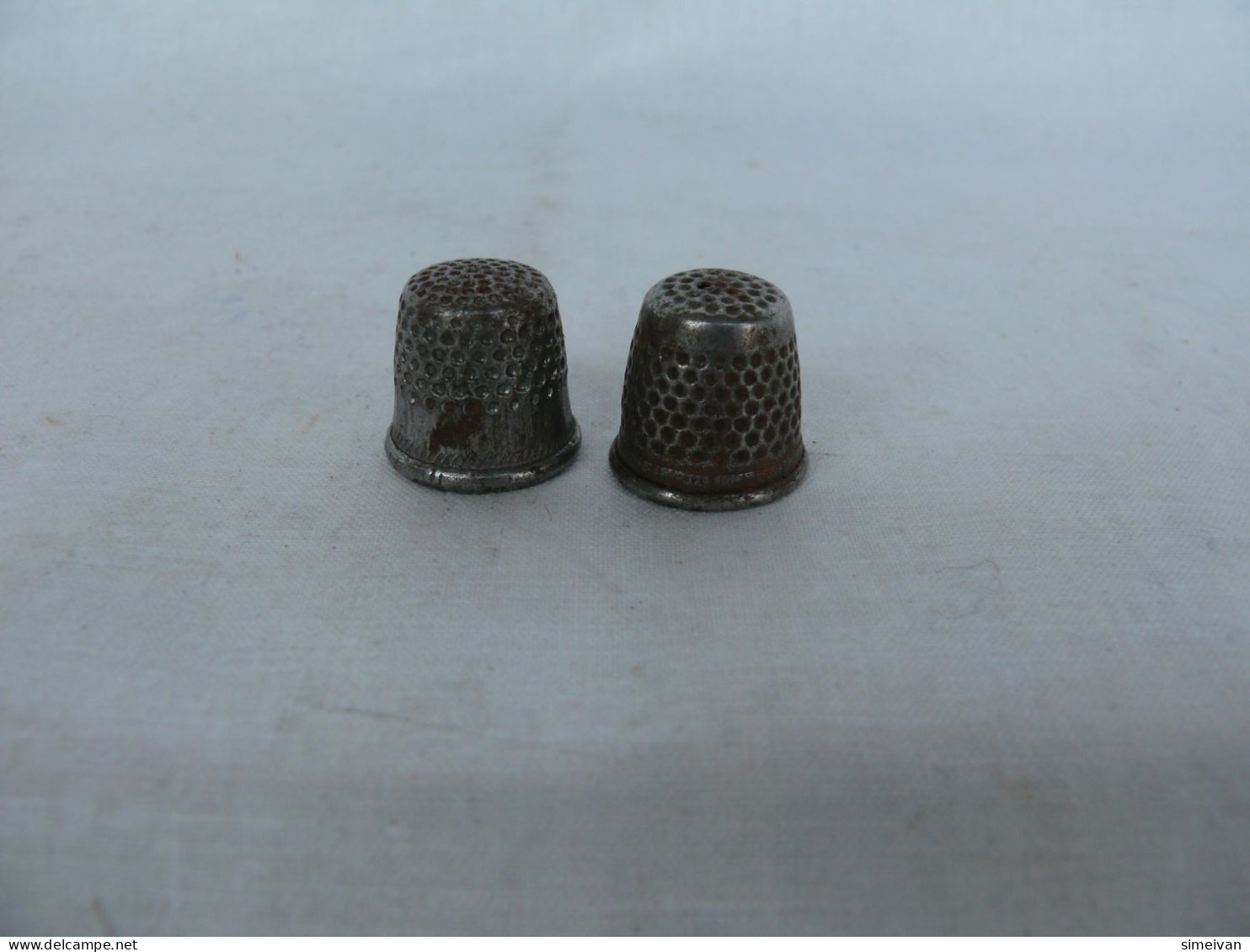 Vintage Two Metal Finger Thimble Protector Sewing Neеdle Shield #1556 - Dés à Coudre