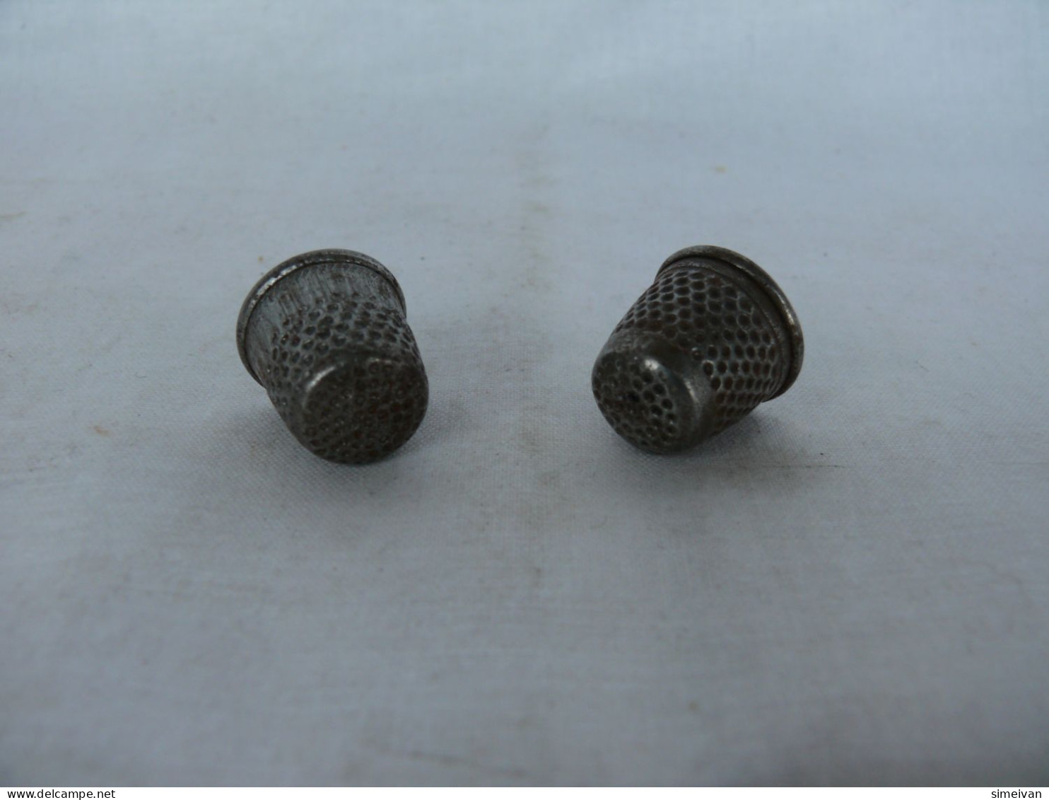 Vintage Two Metal Finger Thimble Protector Sewing Neеdle Shield #1556 - Dés à Coudre