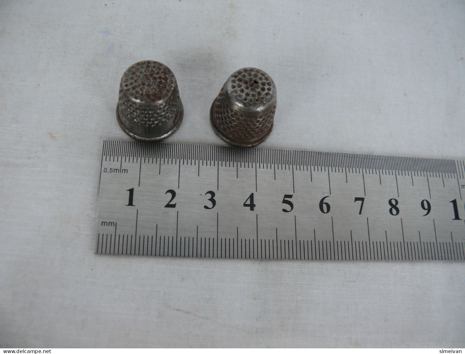 Vintage Two Metal Finger Thimble Protector Sewing Neеdle Shield #1556 - Dés à Coudre