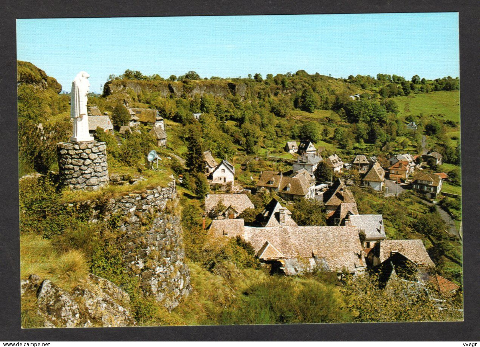 - CARLAT (15 Cantal) Village Dominé Par La Statue N.D. Ces Champs Placée Sur Les Vestiges De La Tour De Murgat(n°15-498) - Carlat