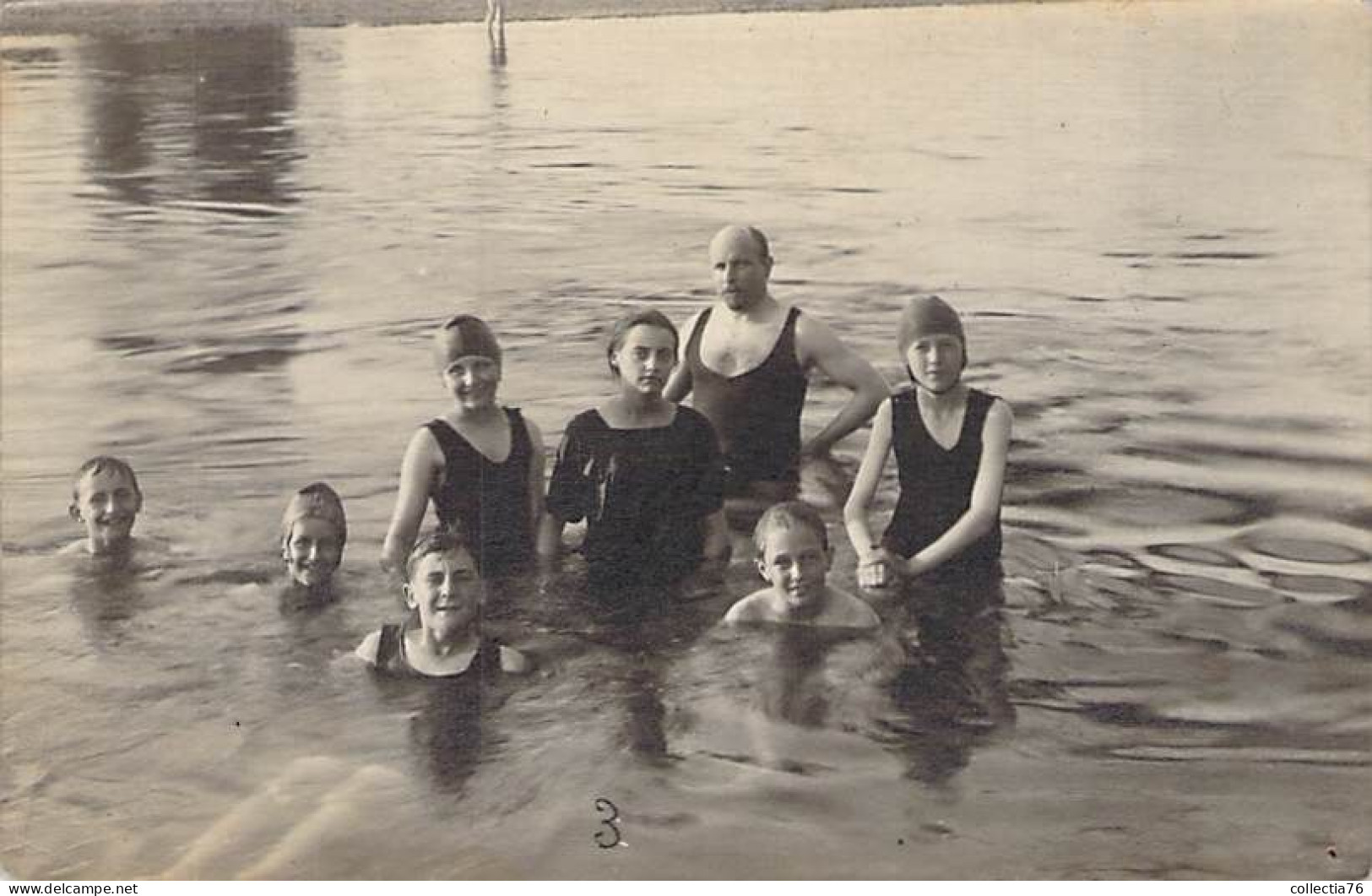 CARTE PHOTO GROUPE DE NAGEURS NATATION CIRCA 1930 DOS DIVISE NON ECRIT - Nuoto