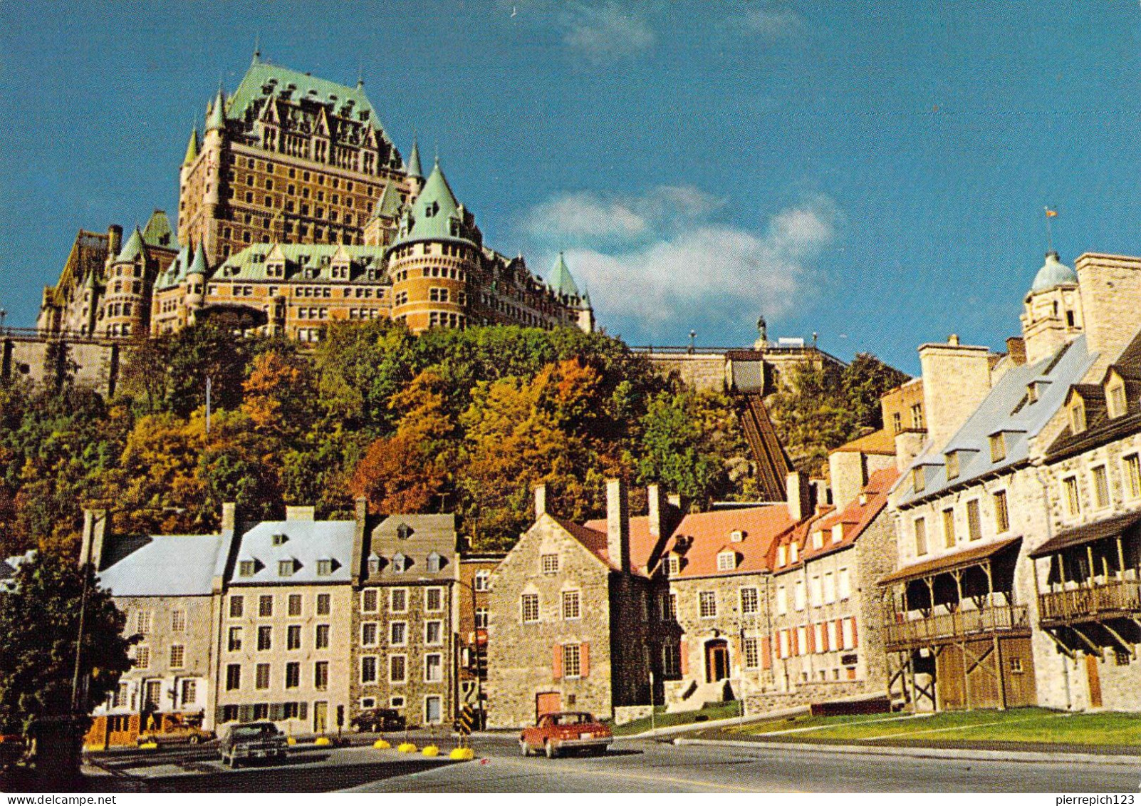 Québec - Le Château Frontenac Dominant La Ville Basse Ville Et Quelques Maisons Dont La Maison Chevalier - Québec - Château Frontenac