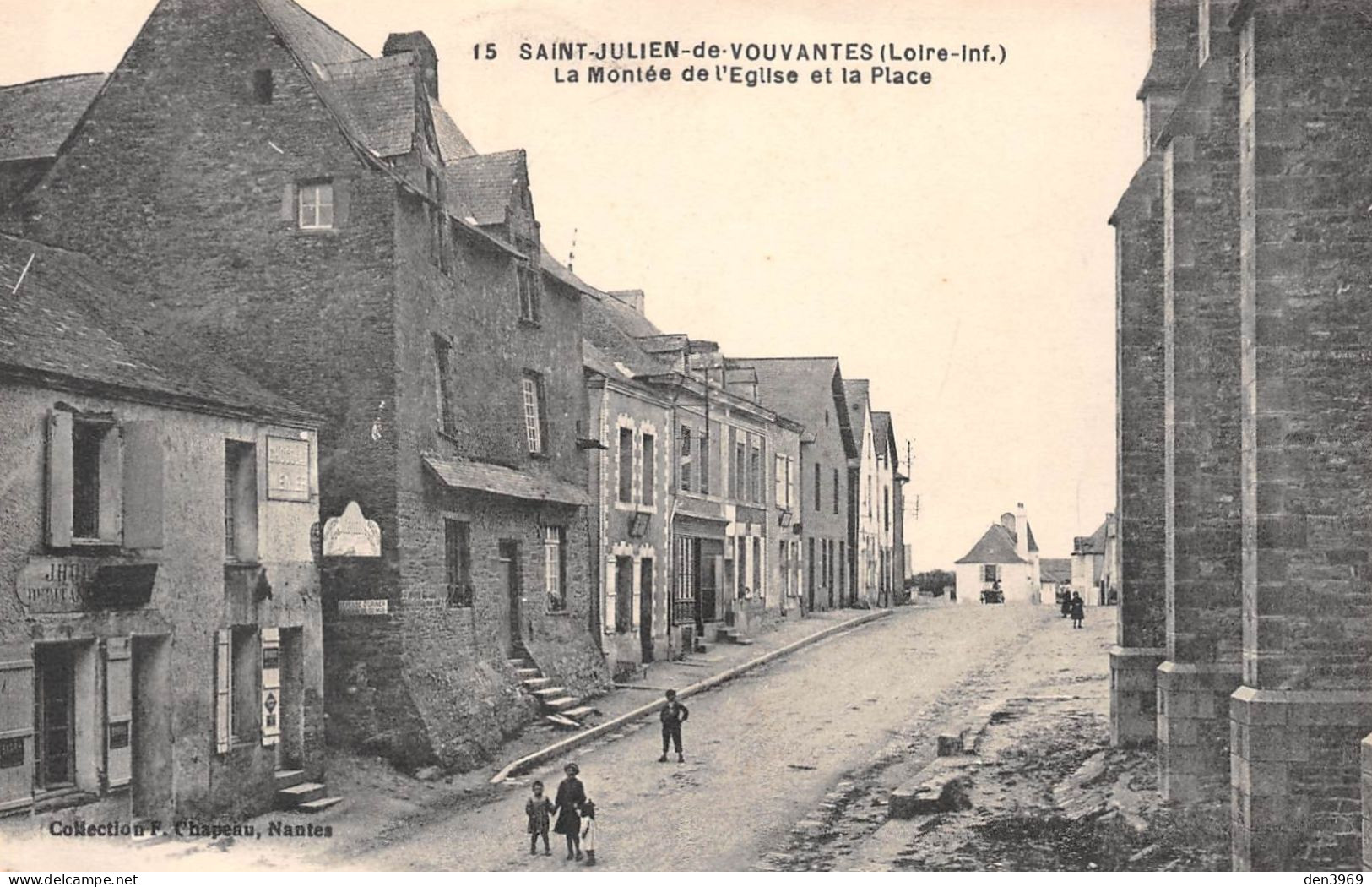 SAINT-JULIEN-de-VOUVANTES (Loire-Atlantique) - Montée De L'Eglise Et La Place - Voyagé 1917 (2 Scans) Gendarmerie Cannes - Saint Julien De Vouvantes