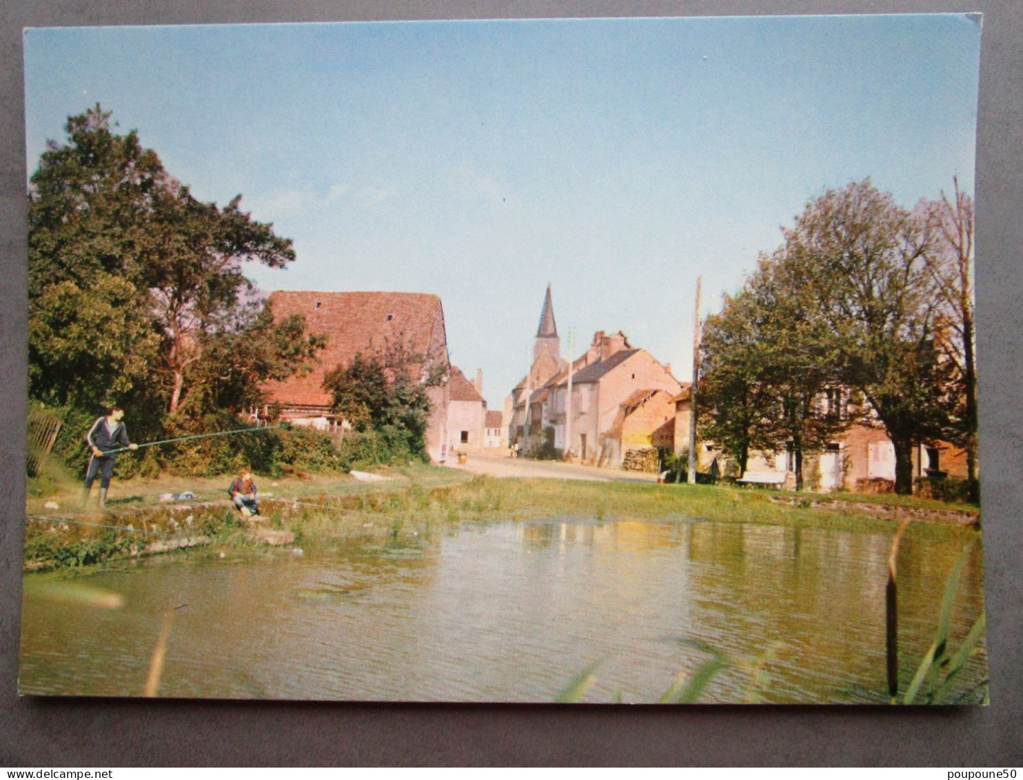 CP 58 Nièvre BOUHY  Près Saint Amand En Puisaye - Le Plan D'Eau  Pêcheur à La Ligne  Et L'église Du Village 1970 - Saint-Amand-en-Puisaye