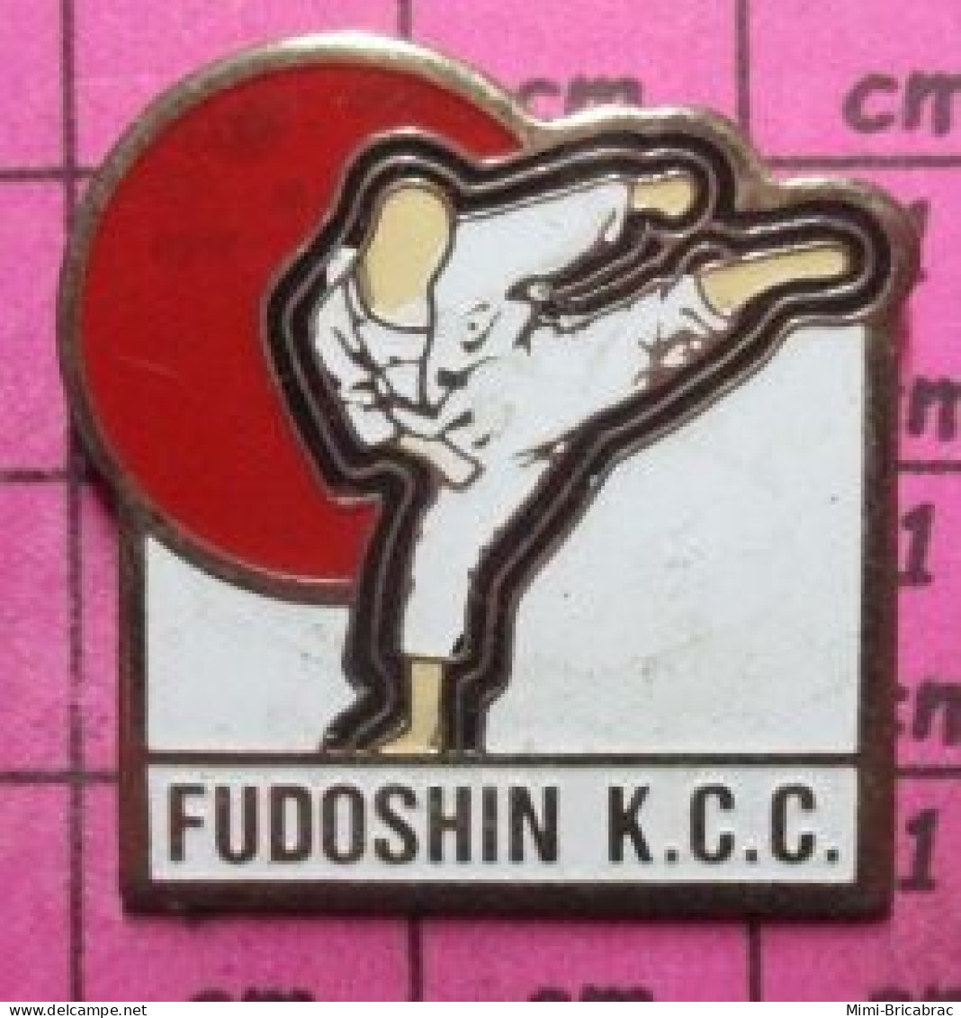 812H Pin's Pins / Beau Et Rare / SPORTS / JUDO KIMONO KARATE FUDOSHIN KCC CLUB - Judo