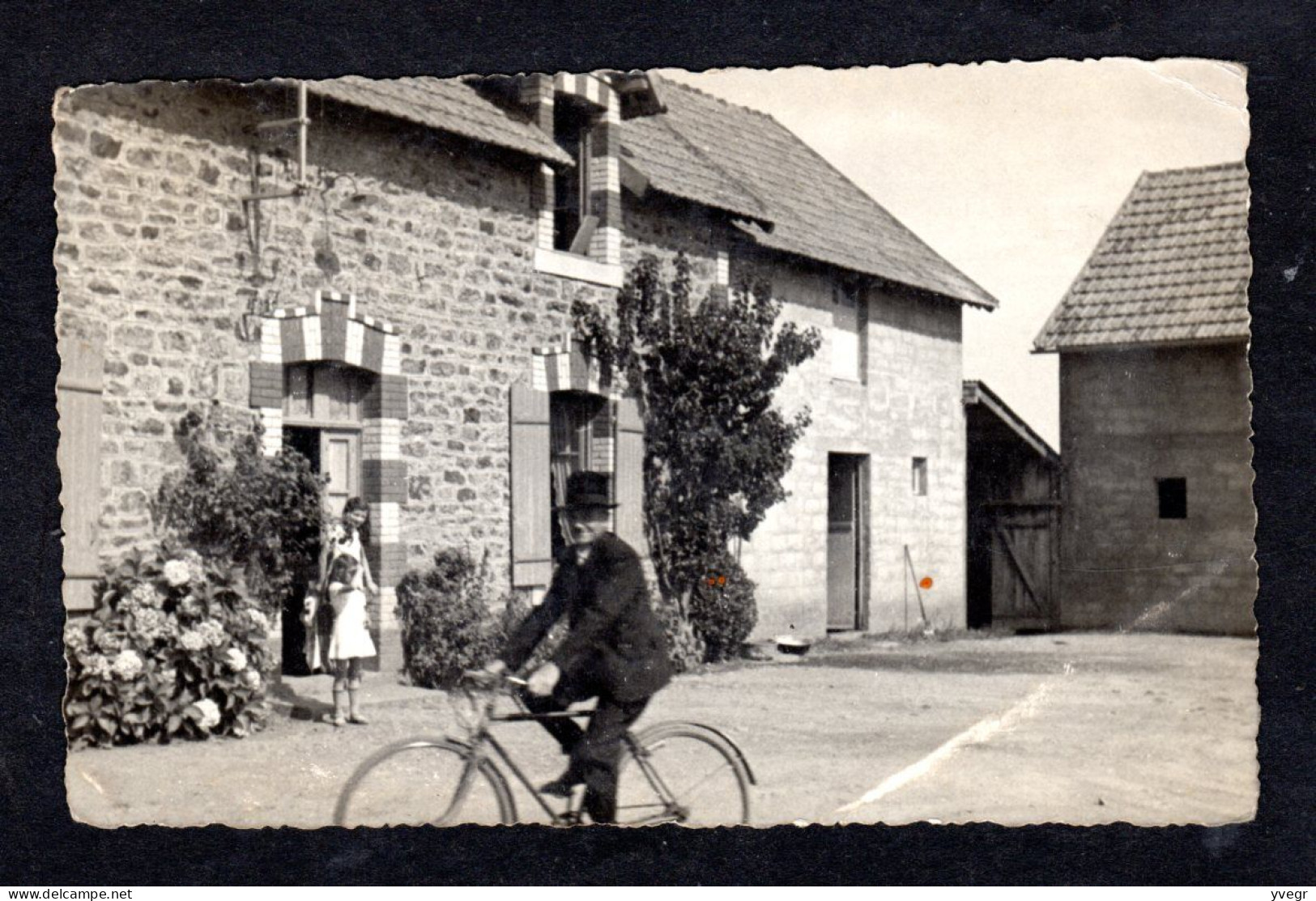 Carte Photo à Identifier D'une Cour De Ferme, Un Homme Sur Son Vélo En Tenue De Dimanche (Environ Dinard Ou Pleurtuit ?) - Genealogia