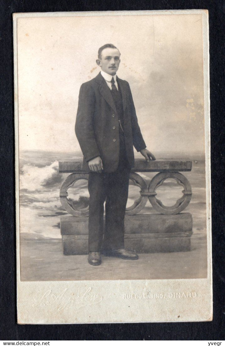 Généalogie - Photo Sur Carton D'un Homme En Bord De Mer (Photographe Rue Du Casino à Dinard 35) - Genealogie