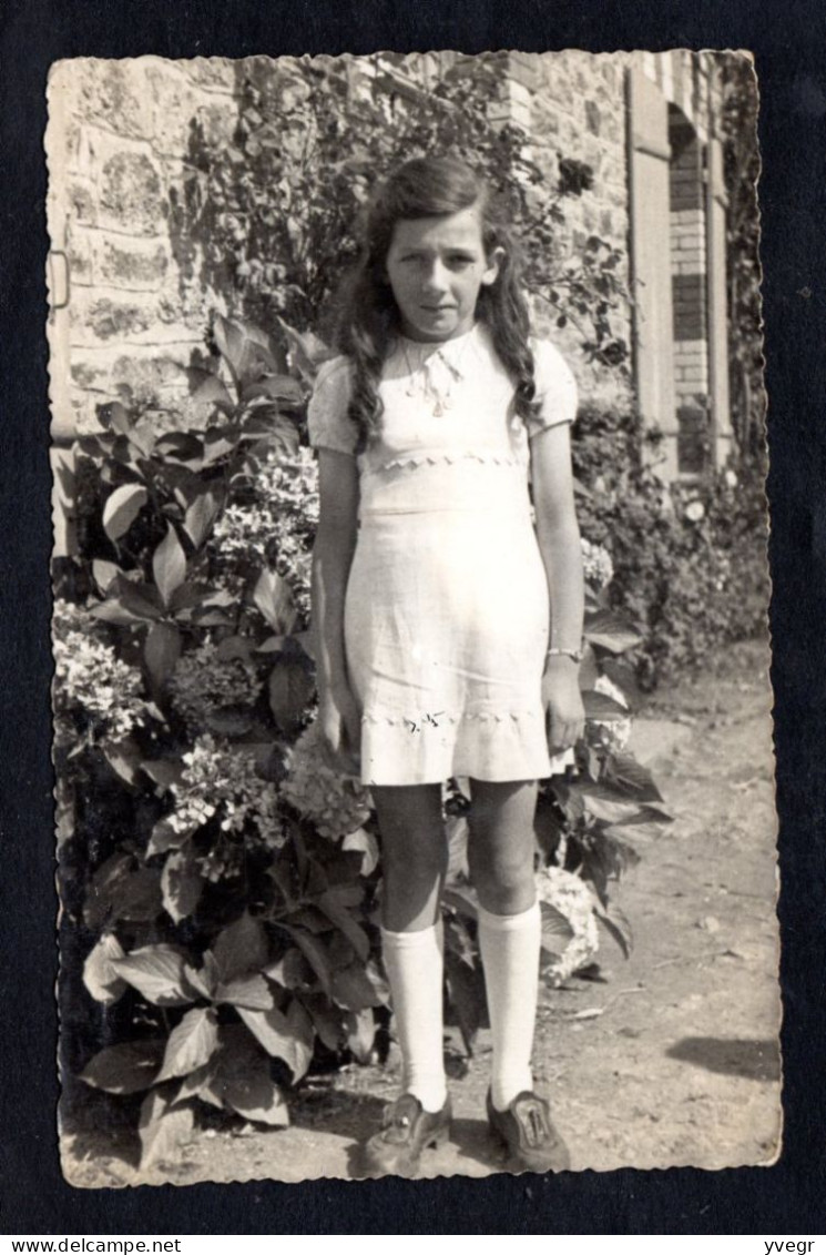 Généalogie - Carte Photo D'une Jeune Fille Dans Une Cour De Ferme Aux Environs De Dinard ? Dans Les Années 1940 / 1942 - Genealogy