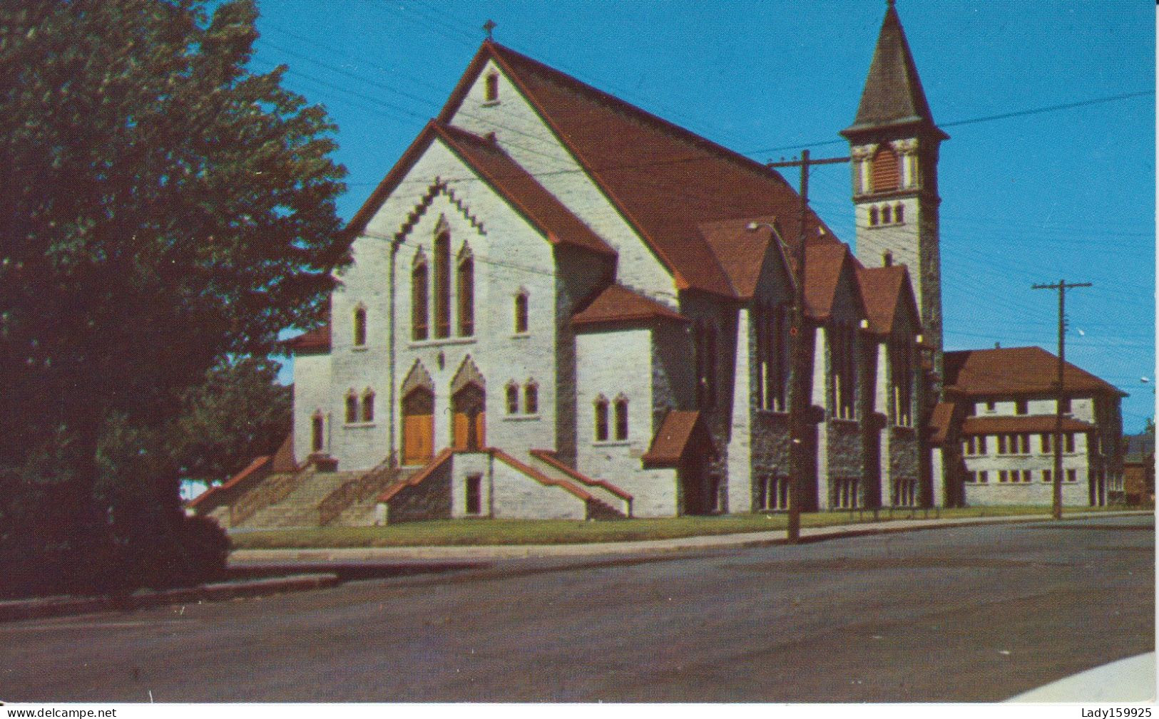 Église St Benoit Granby Québec Canada Church (1950)   Tour En Arrière, Toit Rouge Pierres Beiges  Arches Presbytère 2 S - Granby