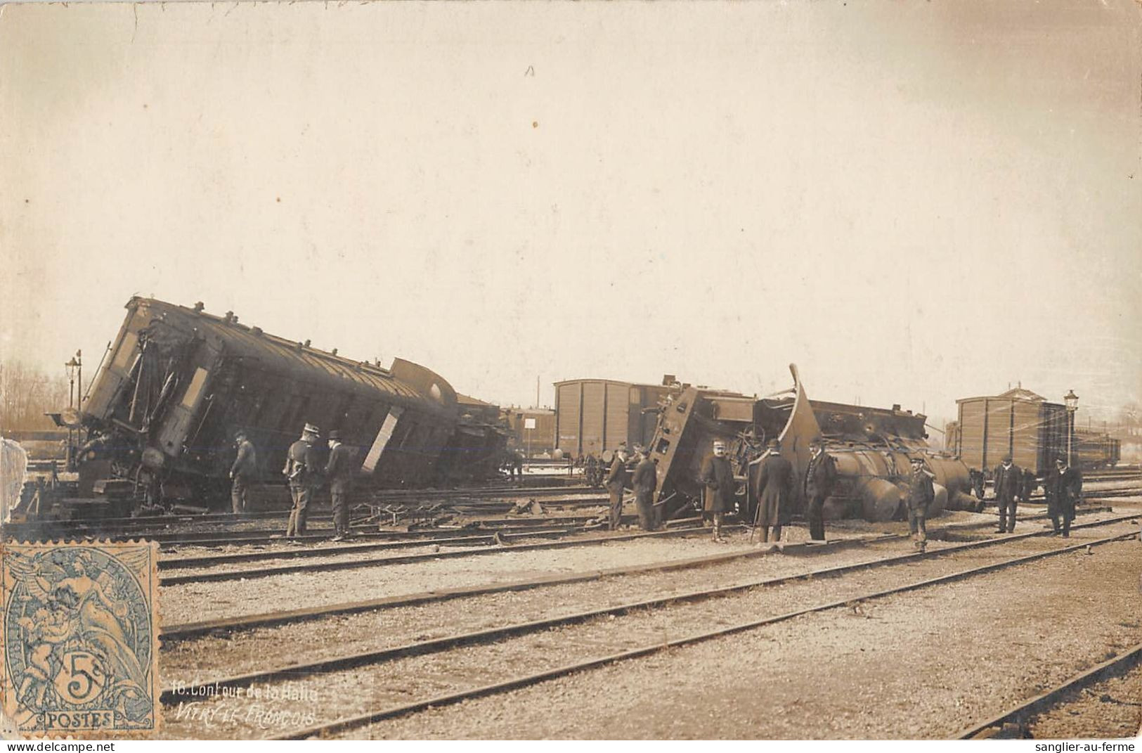 CPA 51 VITRY LE FRANCOIS / LE CONTOUR DE LA HALLE / ACCIDENT DE TRAIN / CARTE PHOTO - Vitry-le-François