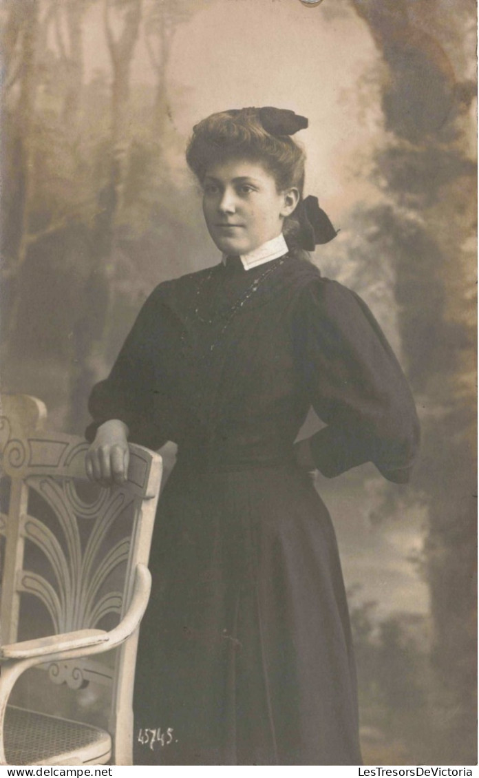 CARTE PHOTO - Portrait - Femme En Robe Noir - Carte Postale Ancienne - Photographie