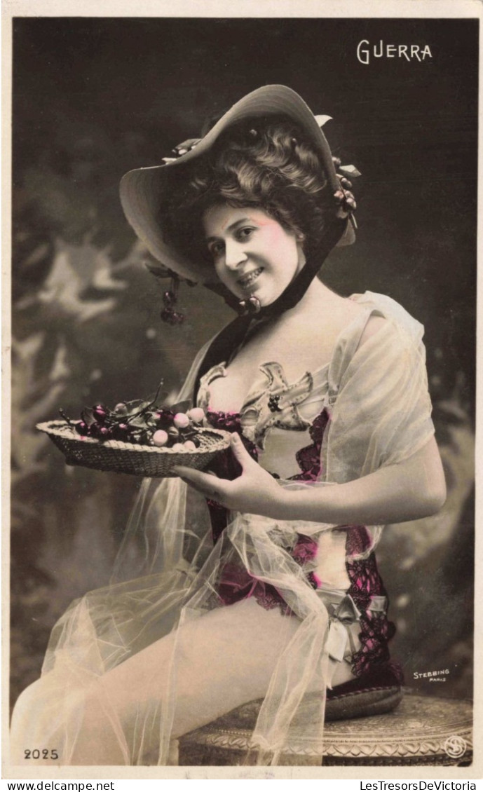 CARTE PHOTO - Portrait - Femme Sous-vêtement Tenant Un Panier De Fruit - Colorisé - Carte Postale Ancienne - Photographie