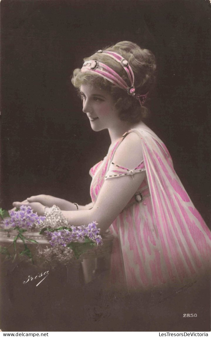 FANTAISIES - Femme En Robe Rose Sur Un Balcon - Colorisé - Carte Postale Ancienne - Frauen