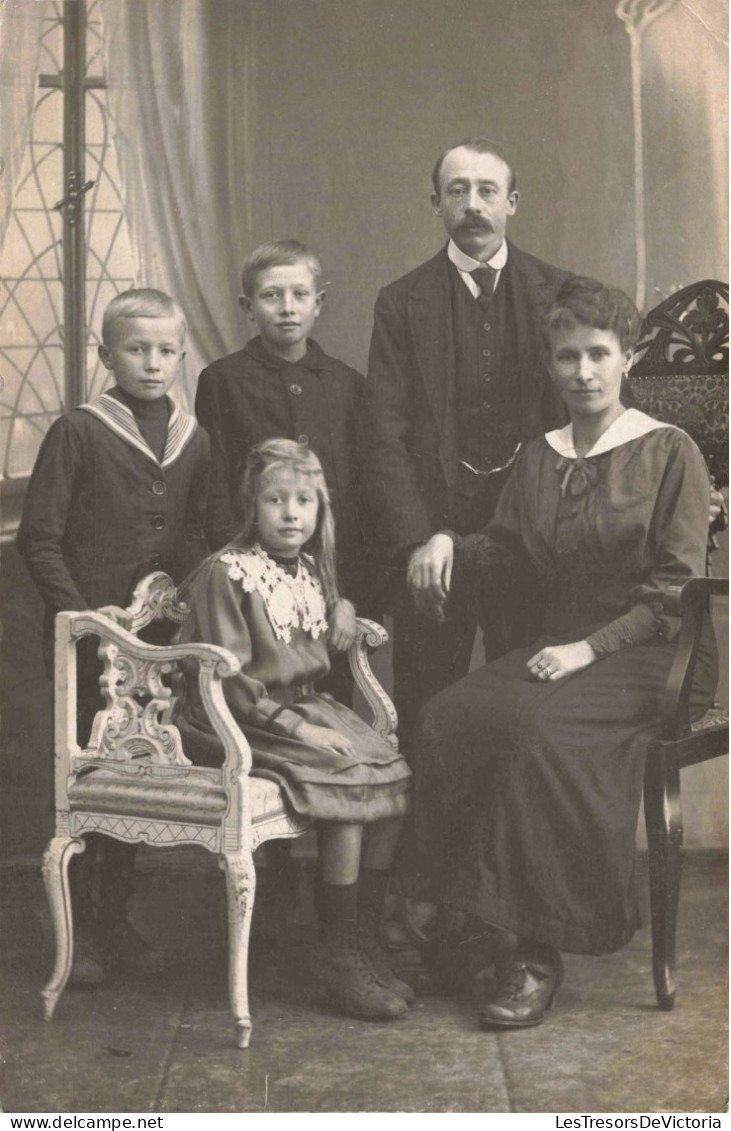 CARTE PHOTO - Portrait - Trois Enfants Avec Ses Parents - Carte Postale Ancienne - Photographie