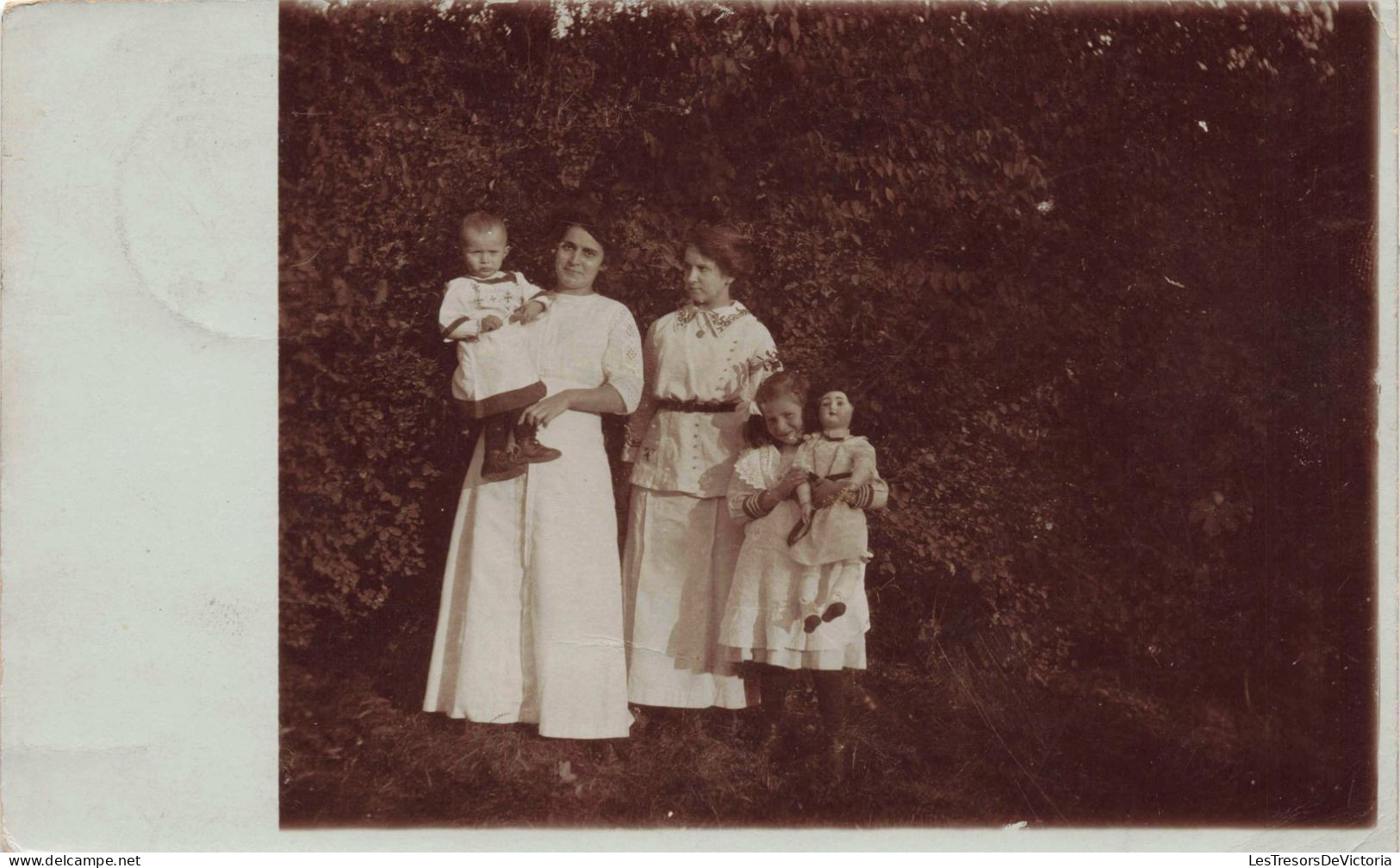 CARTE PHOTO - Portrait - Une Mère De Famille Avec Ses Enfants Et Sa Soeur  Dans La Nature - Carte Postale Ancienne - Photographie