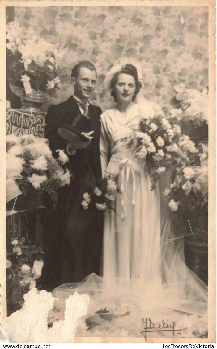 CARTE PHOTO - Noces - Portrait D'un Couple -  Des Jeunes Mariés - Bouquets De Fleurs  - Carte Postale Ancienne - Nozze