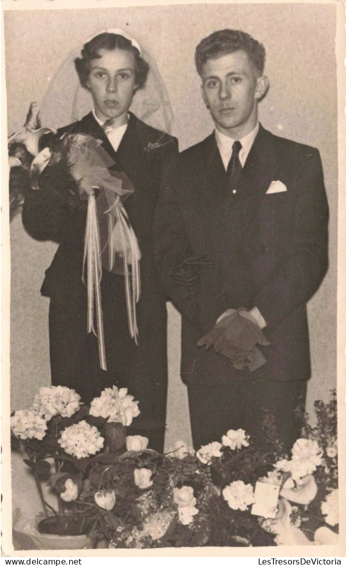 CARTE PHOTO - Noces - Portrait D'un Couple -  Des Jeunes Mariés - Mariée En Noir  - Carte Postale Ancienne - Marriages