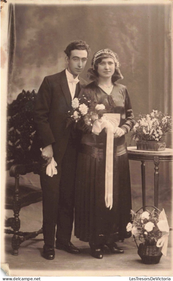 CARTE PHOTO - Couple - Portrait D'un Couple Entouré De Fleurs - Carte Postale Ancienne - Koppels