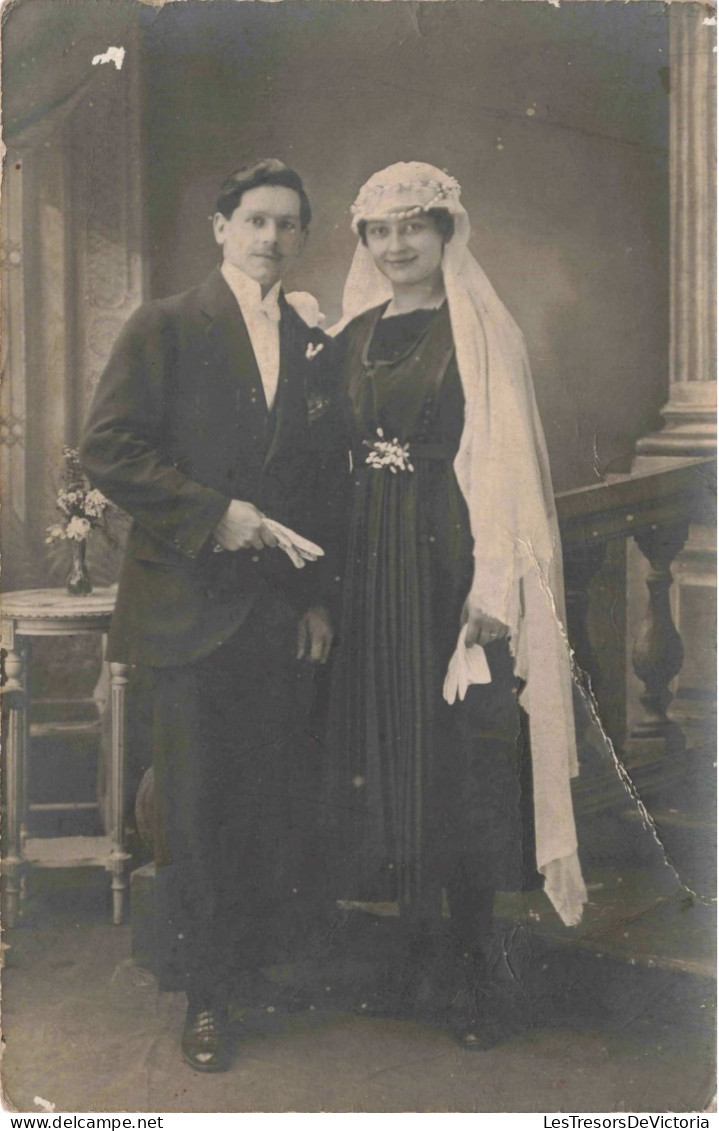 CARTE PHOTO - Couple - Un Couple De Jeunes Mariés - Carte Postale Ancienne - Koppels