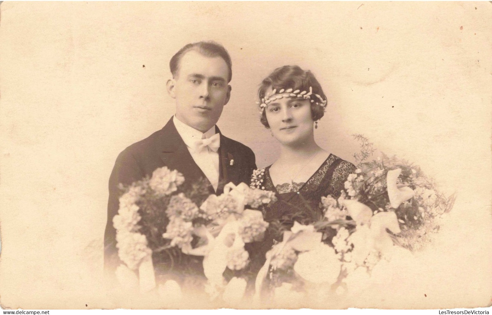 CARTE PHOTO - Couple - Femme Entouré De Fleurs - Dos Non Divisé - Carte Postale Ancienne - Couples