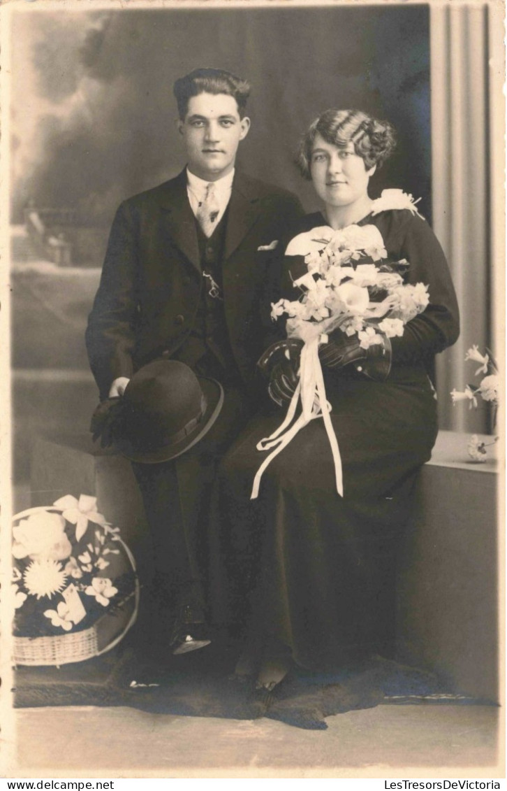 CARTE PHOTO - Couple - Un Homme Tenant Un Chapeau - Carte Postale Ancienne - Couples
