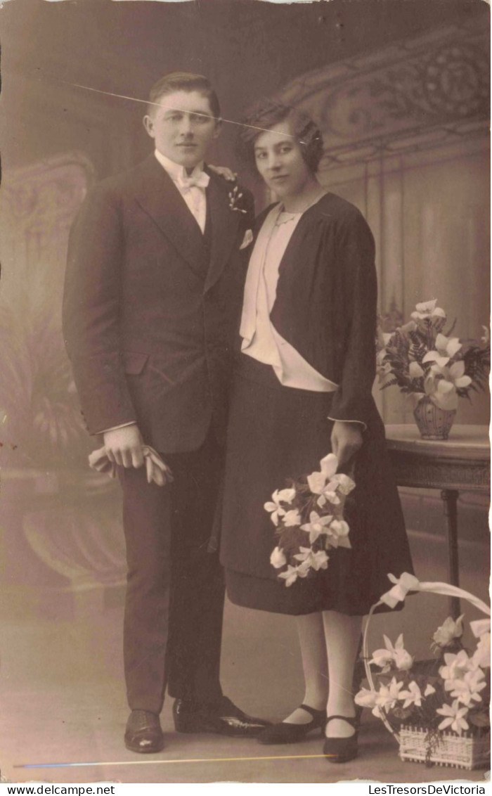 CARTE PHOTO - Couple - Femme Tenant Un Bouquet De Lys - Carte Postale Ancienne - Couples