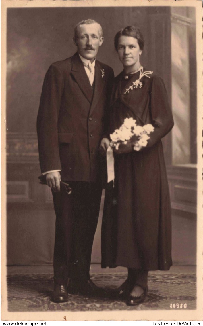 CARTE PHOTO - Couple - Femme Tenant Un Bouquet De Fleurs  - Carte Postale Ancienne - Koppels