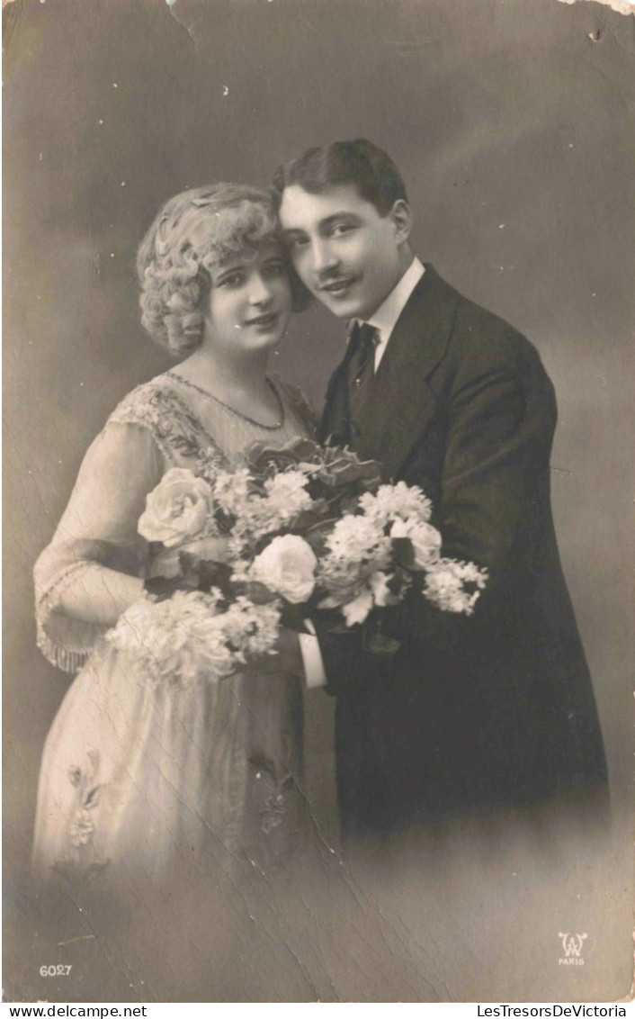 CARTE PHOTO - Noces - Couple De Jeunes Mariés -  Carte Postale Ancienne - Noces