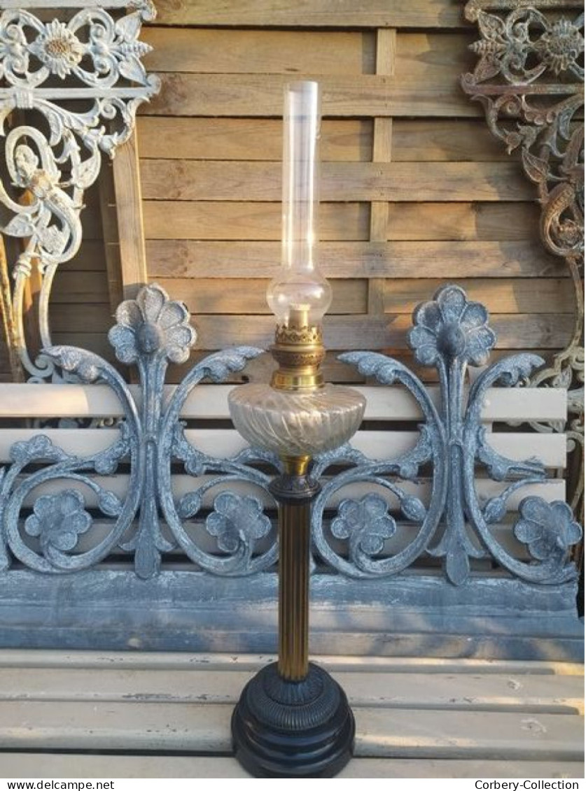Grande Lampe à Pétrole Décor Palmettes Fût Cannelé Lamp Oil XIXème. - Luminaires & Lustres