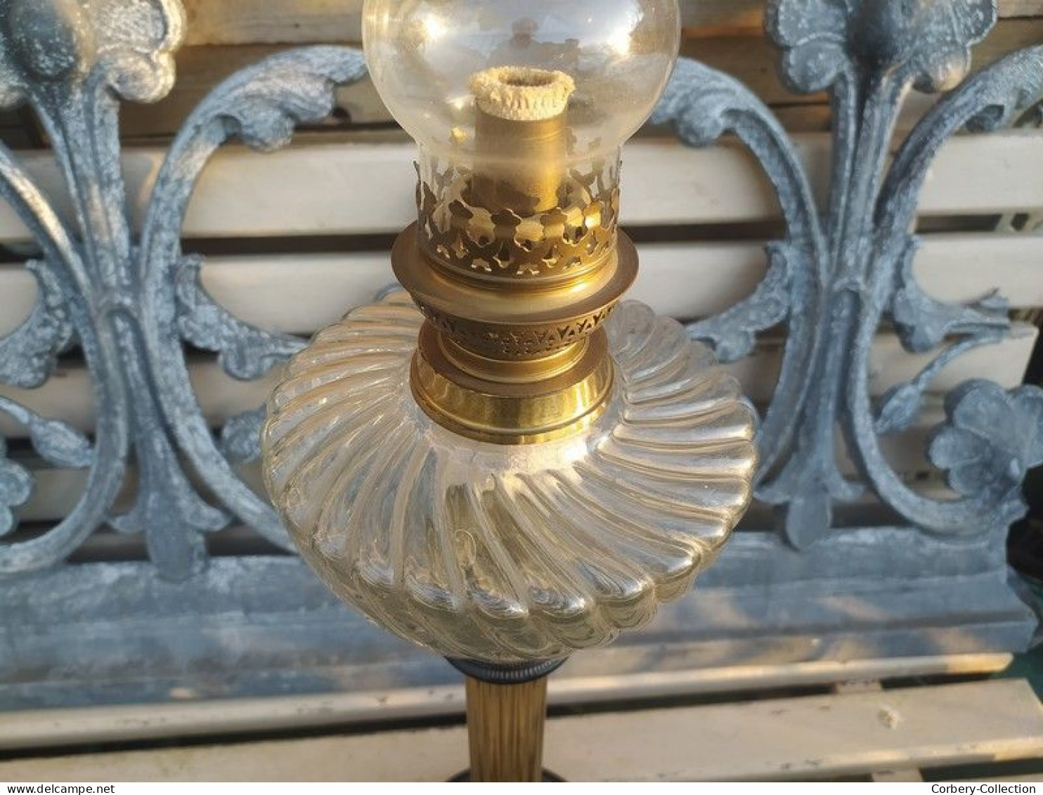 Grande Lampe à Pétrole Décor Palmettes Fût Cannelé Lamp Oil XIXème. - Luminaires & Lustres
