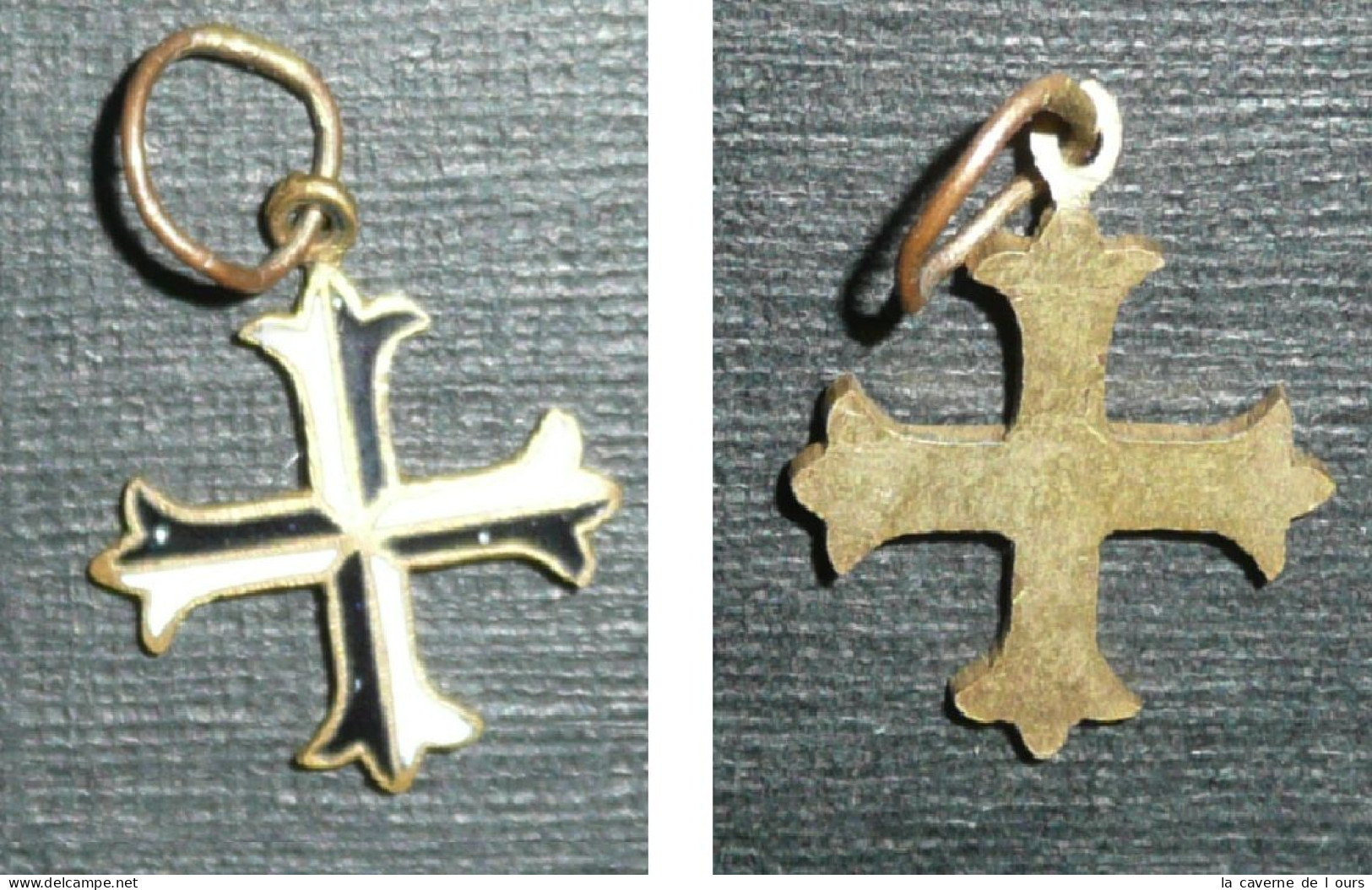 Rare Ancien Pendentif En Métal émaillé Croix Pattée Fleurdelysée, Noir Et Blanc - Pendants