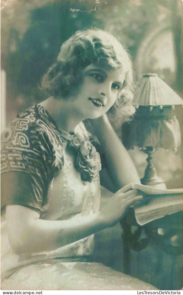 CARTE PHOTO - Portrait D'une Femme Lisant Un Livre - Carte Postale Ancienne - Photographie