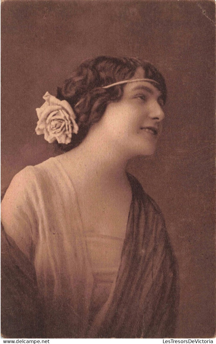 CARTE PHOTO - Portrait D'une Femme Avec Une Rose Dans Les Cheveux - Carte Postale Ancienne - Photographie