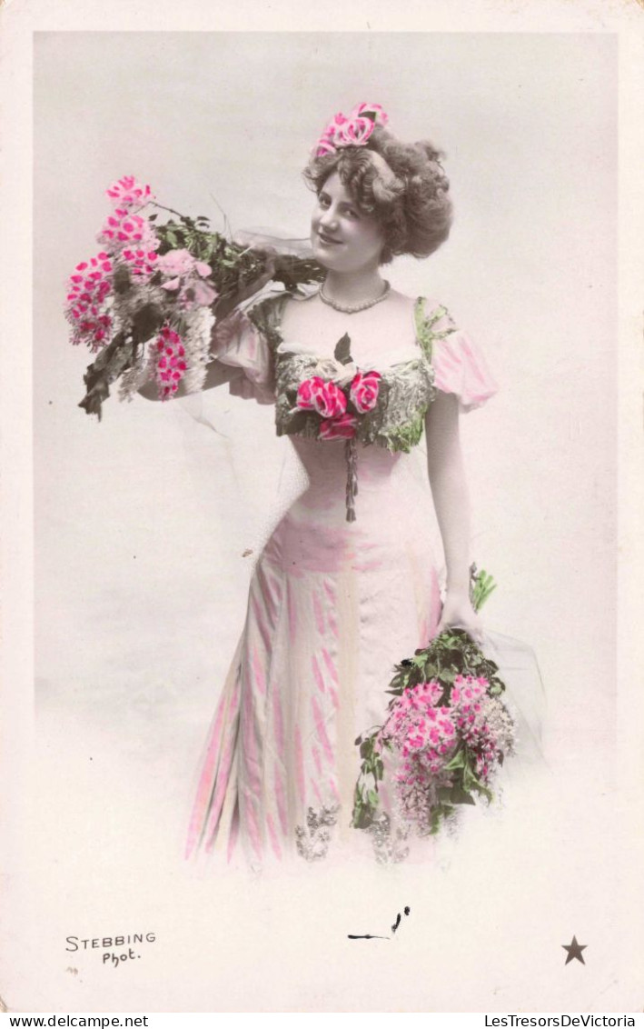 FANTAISIE - Femme - Jeune Femme Tenant Des Roses Dans Ses Mains - Colorisé -  Carte Postale Ancienne - Frauen