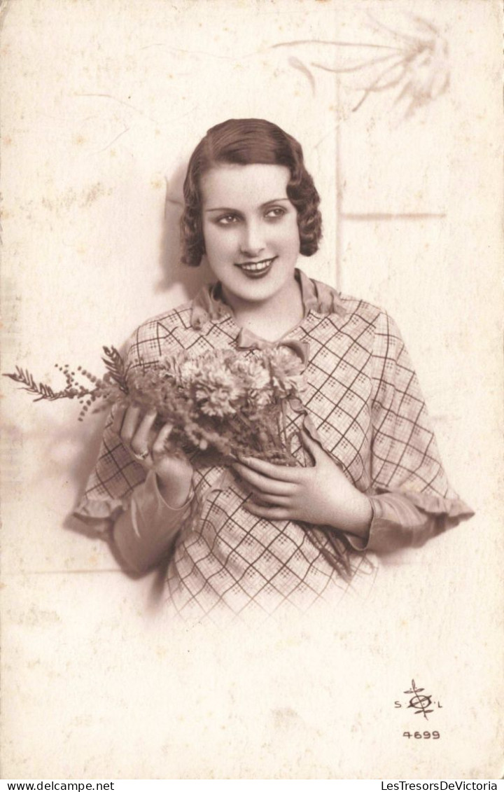 FANTAISIE - Femme - Portrait D'une Femme Avec Un Bouquet -  Carte Postale Ancienne - Frauen